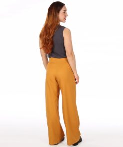 Mit Studio Schnittreif Frau Miko ist Dir ein großer Auftritt garantiert. Dei Palazzohose mit weitem Bein besticht durch tirfr Faltrnin der Vorderhose, die zur Buntkante hin zugesteppt werden.