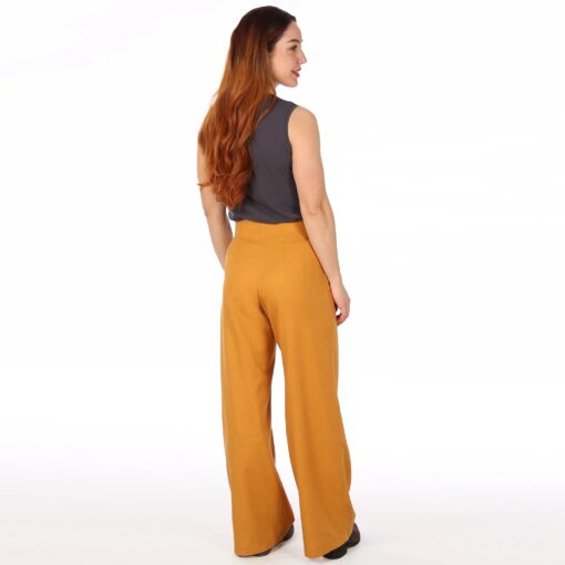 Mit Studio Schnittreif Frau Miko ist Dir ein großer Auftritt garantiert. Dei Palazzohose mit weitem Bein besticht durch tirfr Faltrnin der Vorderhose, die zur Buntkante hin zugesteppt werden.