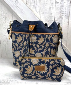 Canvas Retro Flowers Marine