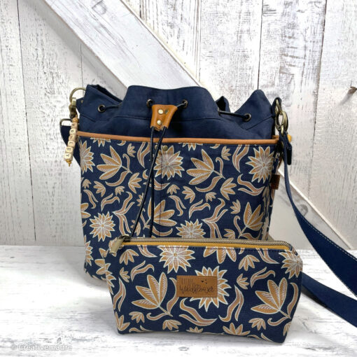 Canvas Retro Flowers Marine