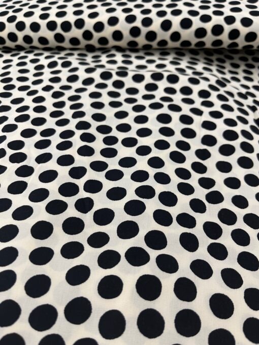 Viskose Dotties auf offwhite